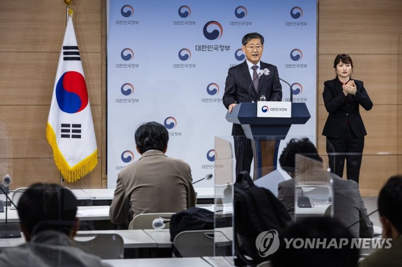 2023년 정부혁신 종합계획 발표하는 정선용 행안부 정부혁신조직실장 2023년 정부혁신 종합계획 발표하는 정선용 행안부 정부혁신조직실장 (서울=연합뉴스) 황광모 기자 = 정선용 행정안전부 정부혁신조직실장이 26일 오전 서울 종로구 정부서울청사에서 2023년 정부혁신 종합계획을 발표하고 있다. 2023.4.26 hkmpooh@yna.co.kr (끝)