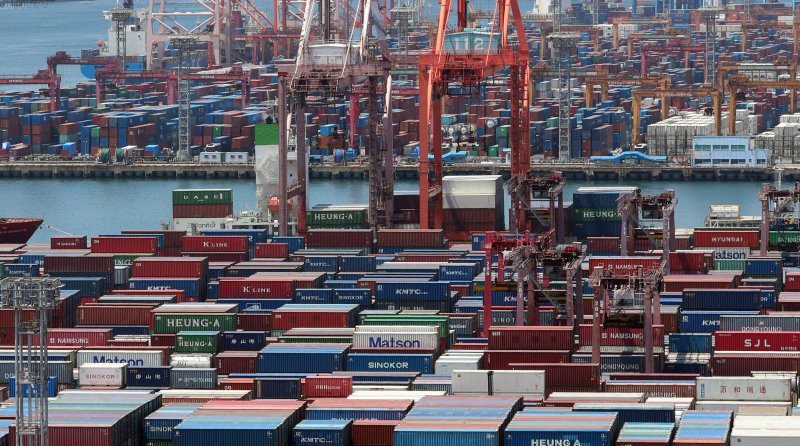 지난 1일 부산 부두 야적장에 컨테이너가 가득 쌓여 있다. 뉴시스