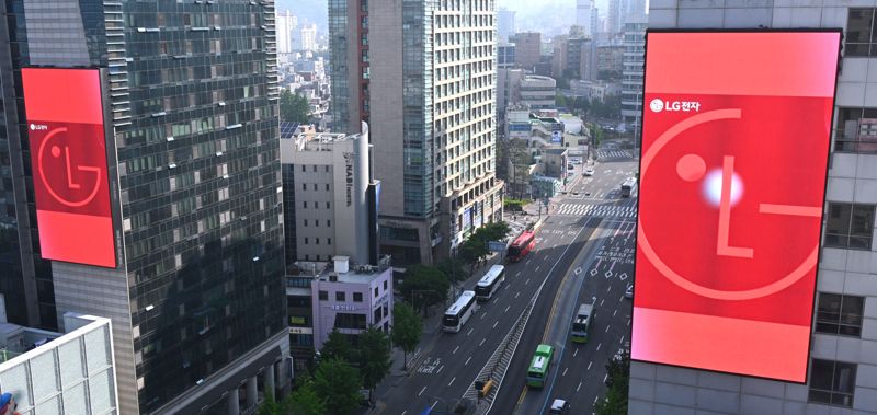 서울 홍대입구역 거리 양쪽에 위치한 옥외 전광판에서 신규 비주얼 아이덴티티가 적용된 LG전자의 브랜드 홍보 영상이 노출되고 있다. LG전자 제공
