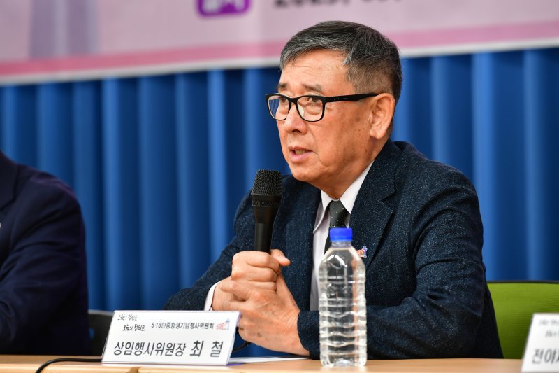 [광주=뉴시스] 이영주 기자 = 최철 제43주년 5·18민중항쟁기념행사위원회 상임행사위원장이 10일 오전 광주 동구 전일빌딩245에서 열린 기자간담회에서 발언하고 있다. 2023.05.10. leeyj2578@newsis.com