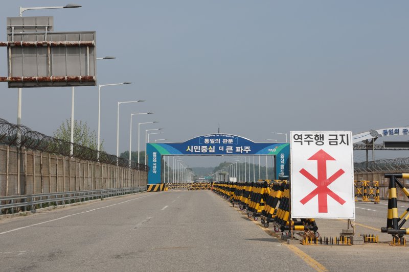 북한이 개성공단을 무단 가동하는 것으로 알려진 가운데 지난 5월 10일 경기도 파주시 통일대교에서 개성공단으로 이어진 1번 국도 일대가 적막하다. 사진=연합뉴스