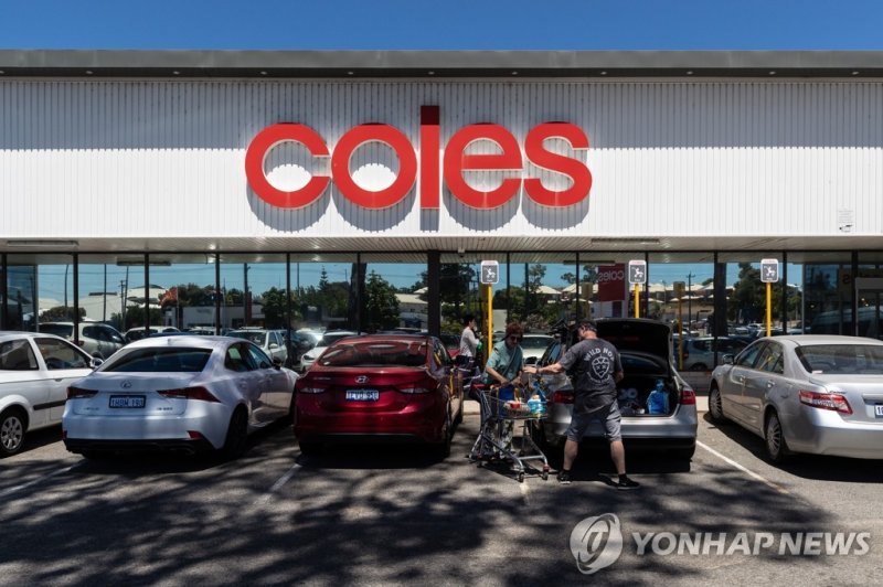 호주 대형 슈퍼마켓 콜스 epa08976609 Shoppers are seen outside Coles in Maylands near Perth, Australia, 31 January 2021. West Australian Premier Mark McGowan has announced a five-day lockdown for metropolitan Perth and two nearby regions after a COVID-19 hotel quarantine breach. EPA/RICHARD WAINWRIGHT AUSTRALI