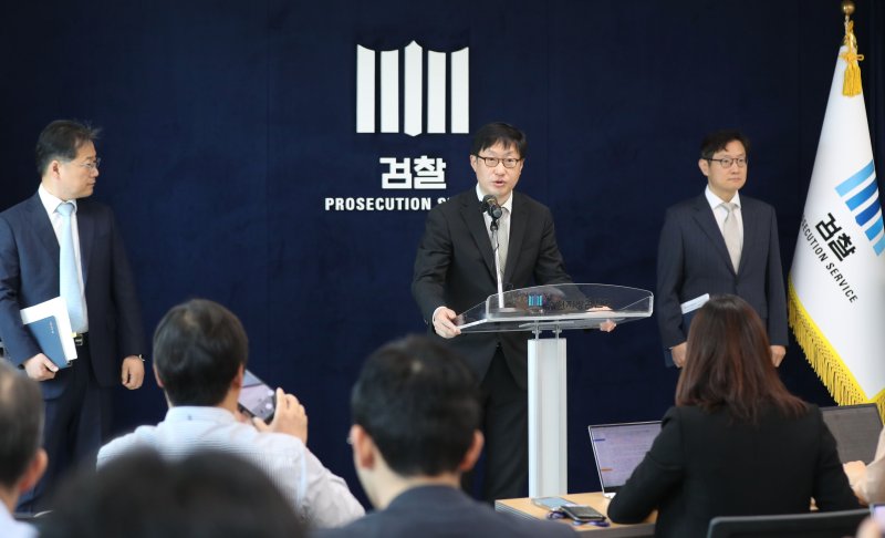 박광현 수원지방검찰청 인권보호관이 10일 오전 경기 수원시 영통구 수원지방검찰청 브리핑실에서 '노동단체 침투 지하조직' 국가보안법위반 사건 중간 수사 결과 브리핑을 하고 있다. 2023.5.10/뉴스1 ⓒ News1 김영운 기자