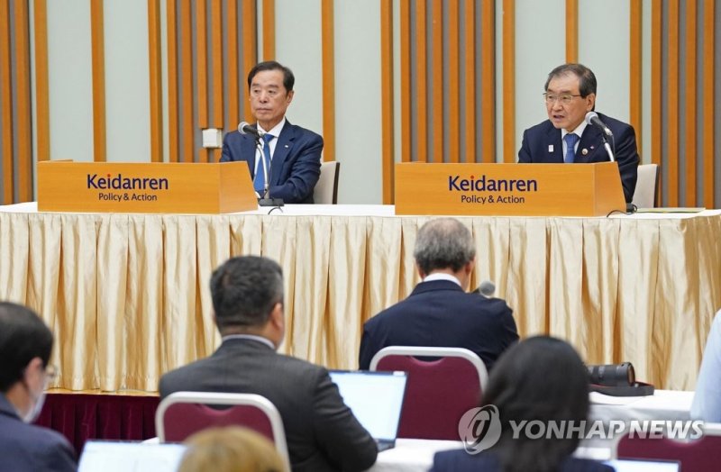 김병준 전국경제인연합회 회장 직무대행(왼쪽)과 도쿠라 마사카즈 게이단렌 회장이 10일 도쿄 게이단렌 회관에서 열린 미래파트너십 기금 관련 기자회견에서 기금의 운용 방향에 관해 설명하고 있다. 연합뉴스