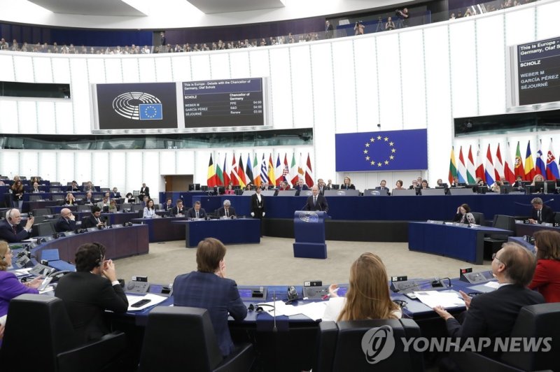 유럽의회 epa10616778 German Chancellor Olaf Scholz speaks during the ?This is Europe? debate at the European Parliament in Strasbourg, France, 09 May 2023. The session of the European Parliament runs from 08 till 11 May. EPA/JULIEN WARNAND