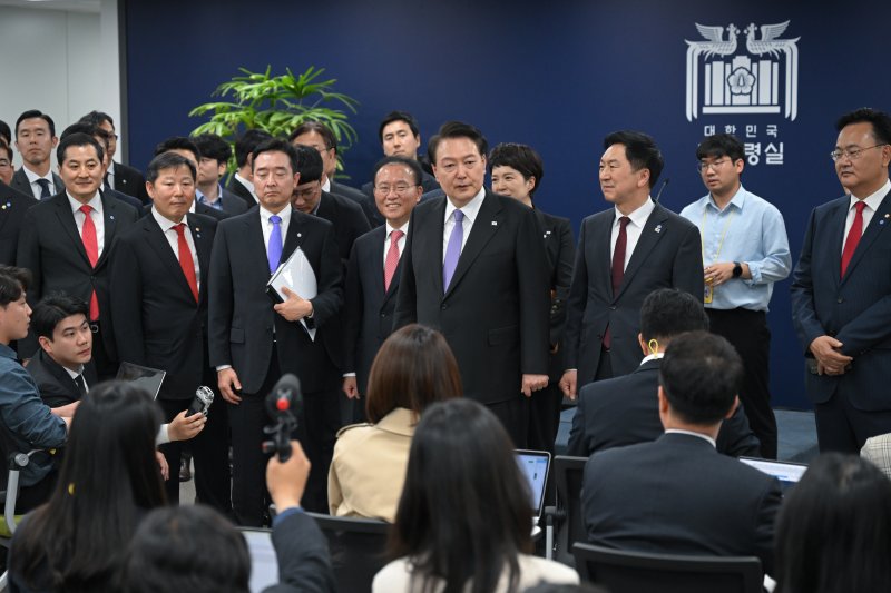 윤석열 대통령이 취임 1주년을 맞은 10일 서울 용산 대통령실 청사 내 기자실을 여당 지도부와 함께 방문하고 있다. [대통령실 제공] 연합뉴스