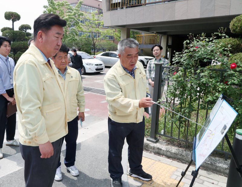 이범석 충북 청주시장(왼쪽)이 10일 입주를 앞둔 청주시 상당구 방서동 호반써밋브룩사이드 아파트 인근 어린이보호구역에 대한 현장점검을 하고 있다.2023.5.10./뉴스1