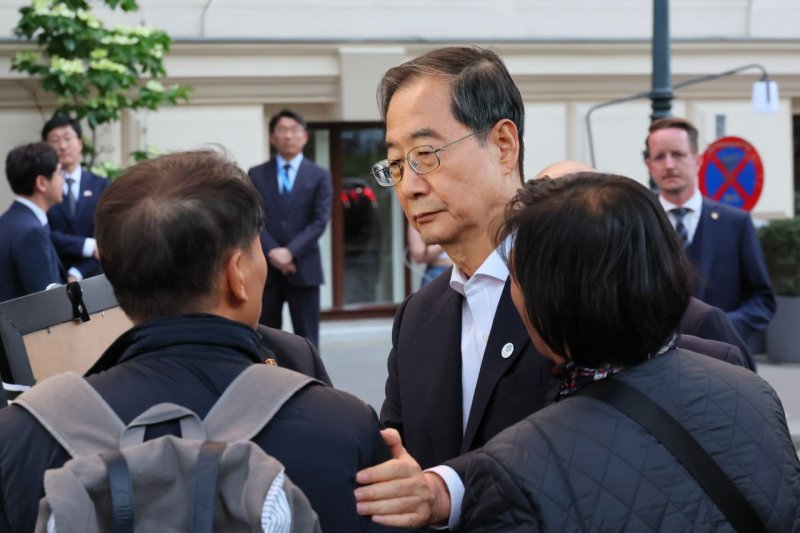 한덕수 국무총리는 9일(현지시간) 오스트리아 비엔나의 한 호텔 앞에서 이태원 참사 희생자 고(故) 김인홍씨(25) 유가족과 만나고 있다.(총리실 제공)