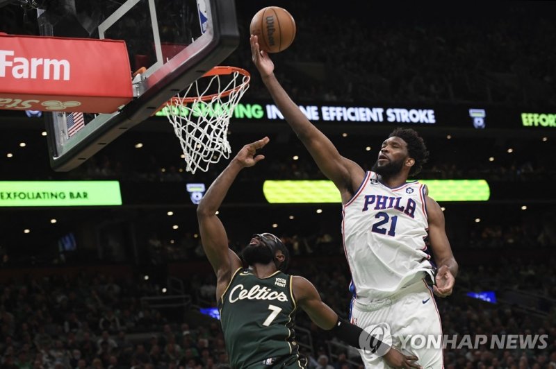 블록하는 필라델피아 세븐티식서스의 조엘 엠비드 May 9, 2023; Boston, Massachusetts, USA; Philadelphia 76ers center Joel Embiid (21) blocks the shot of Boston Celtics guard Jaylen Brown (7) in the second half during game five of the 2023 NBA playoffs at TD Garden. Mandatory Credit: Bob DeChiara-USA TODAY Sports