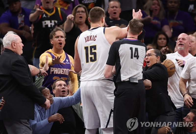 맷 이시비아 피닉스 선수 구단주와 충돌하는 니콜라 요키치 PHOENIX, ARIZONA - MAY 07: Nikola Jokic #15 of the Denver Nuggets reaches for the basketball after pushing off Phoenix Suns owner Mat Ishbia (L) during the first half of Game Four of the NBA Western Conference Semifinals at Footprint Center on May 07, 2023 in Phoenix,