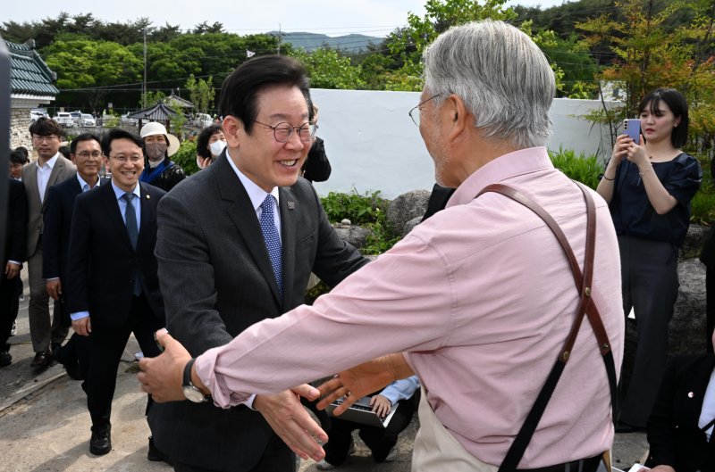 인사 나누는 문재인 전 대통령과 이재명 대표 (양산=연합뉴스) 김동민 기자 = 더불어민주당 이재명 대표가 10일 경남 양산시 하북면 평산마을에 위치한 '평산책방'을 찾아 문재인 전 대통령과 인사를 나누고 있다. 2023.5.10 [공동취재] image@yna.co.kr (끝)