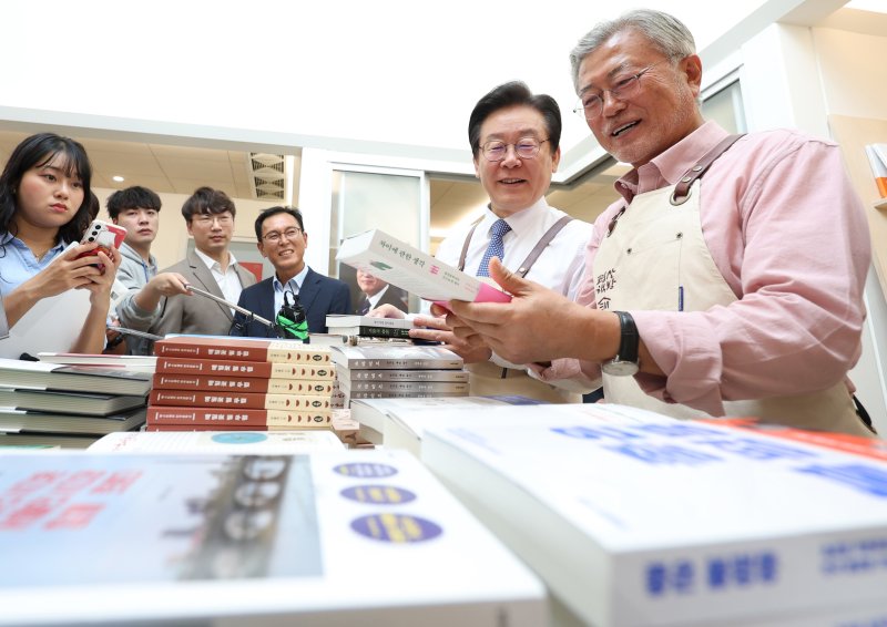 [양산=뉴시스] 공동취재단 = 문재인 전 대통령이 10일 오후 경남 양산시 하북면 평산책방에서 더불어민주당 이재명 대표에게 책을 추천하고 있다. 2023.05.10. photo@newsis.com /사진=뉴시스