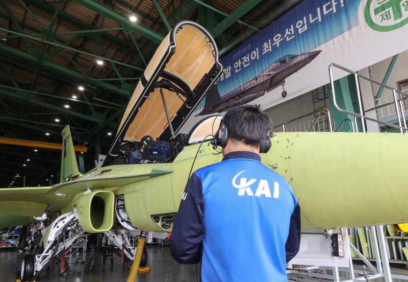 한국항공우주산업(KAI)은 FA-50, KF-21 등 주력사업 고도화와 수출 확대, 우주탐사선 개발 등 미래사업에 필요한 인력을 지속적으로 확보할 계획이다. 사진은 경남 사천 KAI 본사 사업장에서 직원들이 TA-50을 점검하는 모습. 뉴스1