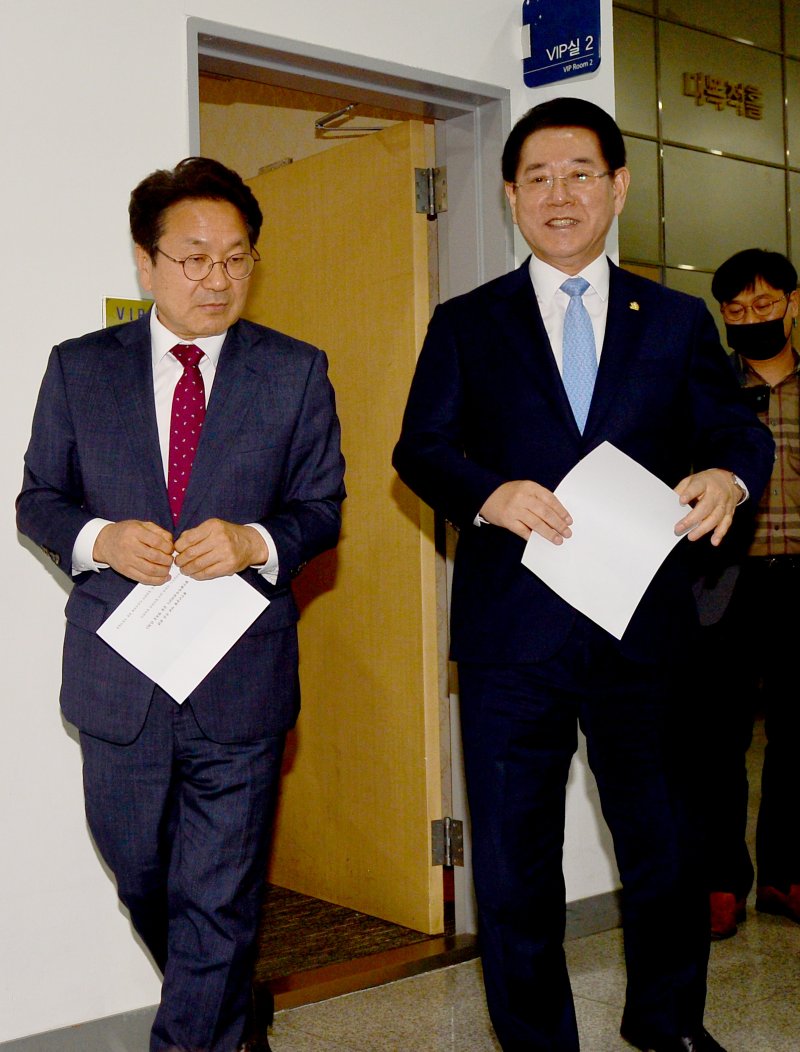 [광주=뉴시스] 김혜인 기자 = 10일 오후 광주 서구 치평동 김대중컨벤션센터에서 강기정 광주시장과 김영록 전남지사가 군공항 이전 협의를 한 뒤 회의실에서 나오고 있다.2023.05.10.hyein0342@newsis.com