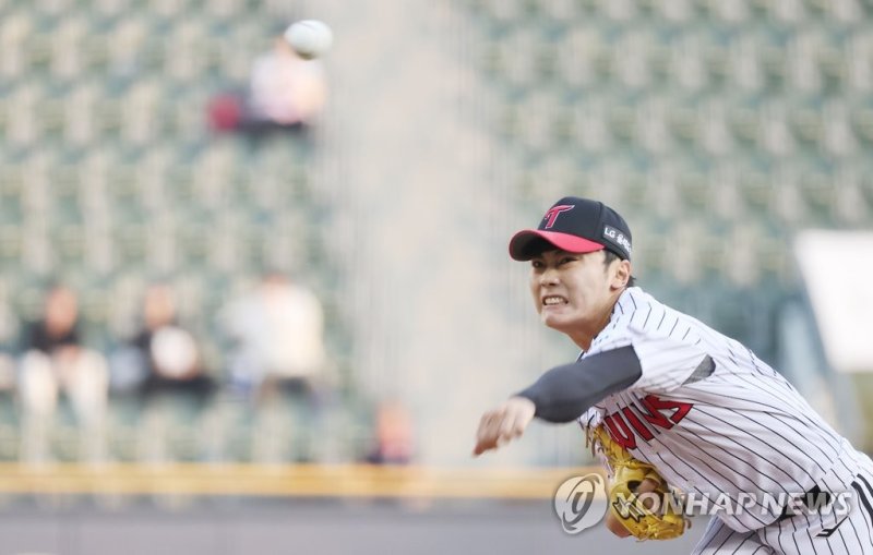 김윤식 힘차게 김윤식 힘차게 (서울=연합뉴스) 박동주 기자 = 10일 서울 잠실야구장에서 열린 2023 프로야구 키움 히어로즈와 LG 트윈스의 경기. LG 선발 투수 김윤식이 역투하고 있다. 2023.5.10 pdj6635@yna.co.kr (끝)