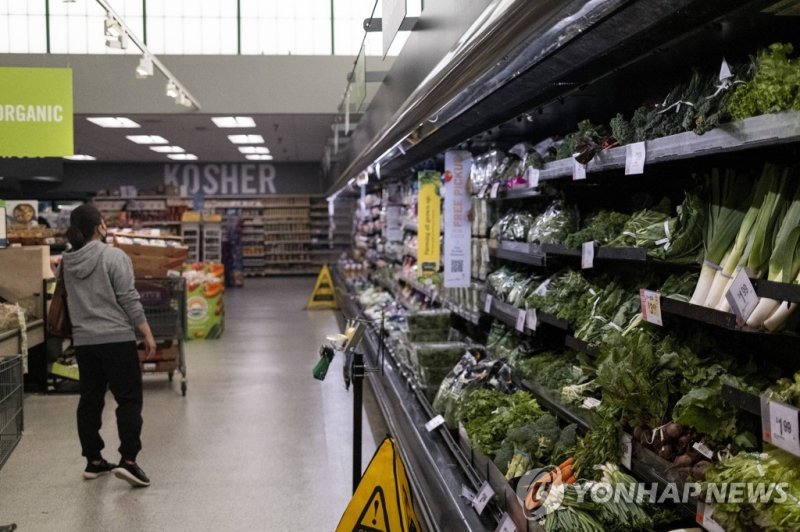 미국 메릴랜드주의 한 슈퍼마켓 NORTH BETHESDA, MARYLAND - APRIL 12: People shop for groceries at a Giant Food supermarket on April 12, 2022 in North Bethesda, Maryland. The Bureau of Labor Statistics announced the latest inflation report that showed prices rose 8.5 percent in March, compared to this time last yea
