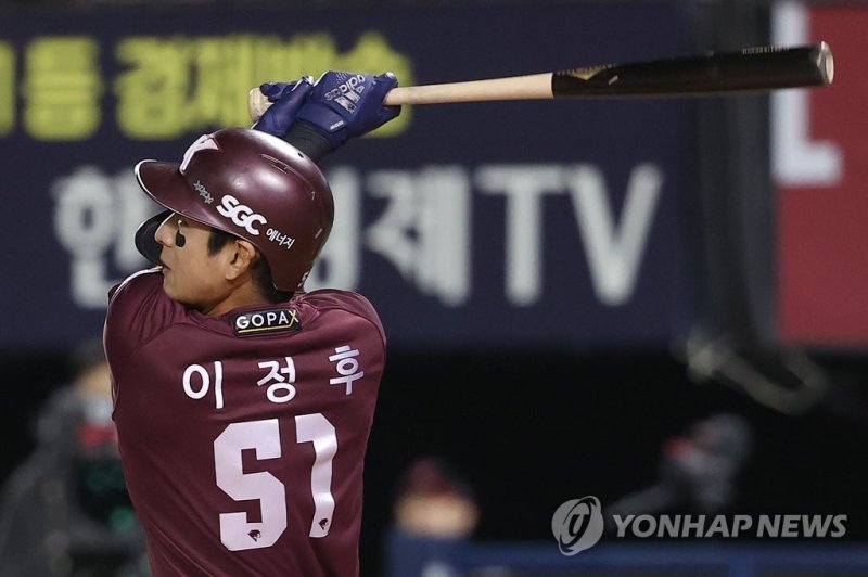 이정후의 스윙 이정후 2루타 (서울=연합뉴스) 신현우 기자 = 24일 서울 잠실야구장에서 열린 2022 프로야구 플레이오프 1차전 키움 히어로즈와 LG 트윈스의 경기. 3회초 2사 1루 키움 이정후가 2루타를 쳐내고 있다. 2022.10.24 nowwego@yna.co.kr (끝)