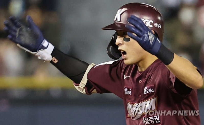 키움 히어로즈 이정후 내가 이정후다 (서울=연합뉴스) 박동주 기자 = 25일 서울 잠실야구장에서 열린 2022 프로야구 플레이오프 2차전 LG 트윈스와 키움 히어로즈의 경기. 2회초 2사 1루에서 키움 이정후가 1타점 적시타를 날리고 기뻐하고 있다. 2022.10.25 pdj6635@yna.co.kr (끝)
