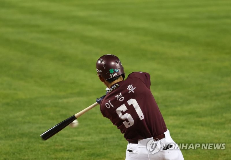 안타 치는 키움 이정후 안타치는 키움 이정후 (서울=연합뉴스) 이지은 기자 = 25일 서울 잠실야구장에서 열린 2022 프로야구 플레이오프 2차전 LG 트윈스와 키움 히어로즈의 경기. 1회초 1사 1루 상황에서 키움 이정후가 안타를 치고 있다. 2022.10.25 jieunlee@yna.co.kr (끝)