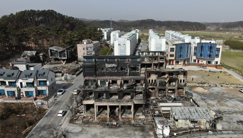 12일 오전 강원도 강릉시 경포로 경포호 인근 펜션단지가 전날 발생한 강릉 산불 화재로 전소돼있다. 바로 뒤로 아파트단지가 보인다. 지난 11일 오전 8시22분쯤 강릉 난곡동 일원에서 산불이 발생했다. 강풍에 산불이 번지자 소방당국은 소방대응 3단계를 발령하고 최고 수위 대응에 나서 8시간만에 진화했다. 이번 산불로 '축구장 530개 면적' 산림을 태우고 주택, 펜션 등 총 100곳이 넘는 시설물이 소실되거나 부분 소실됐으며 1명이 사망했다. 2023.4.12/뉴스1 ⓒ News1 박세연 기자