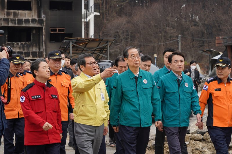 한덕수 국무총리와 남성현 산림청장 등이 16일 강릉시 저동 산불피해 현장을 찾아 피해상황과 복구계획을 점검하고 있다. (산림청 제공) 2023.4.16/뉴스1 ⓒ News1 신웅수 기자