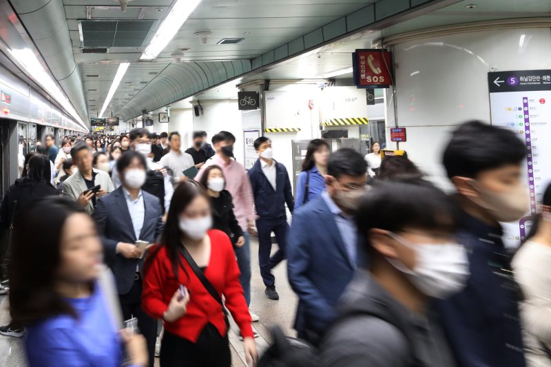 사실상 정부의 코로나19 엔데믹 전환 발표가 예정된 11일 오전 서울 종로구 지하철 5호선 광화문역에서 승객들이 발걸음을 옮기고 있다. 뉴스1 제공.