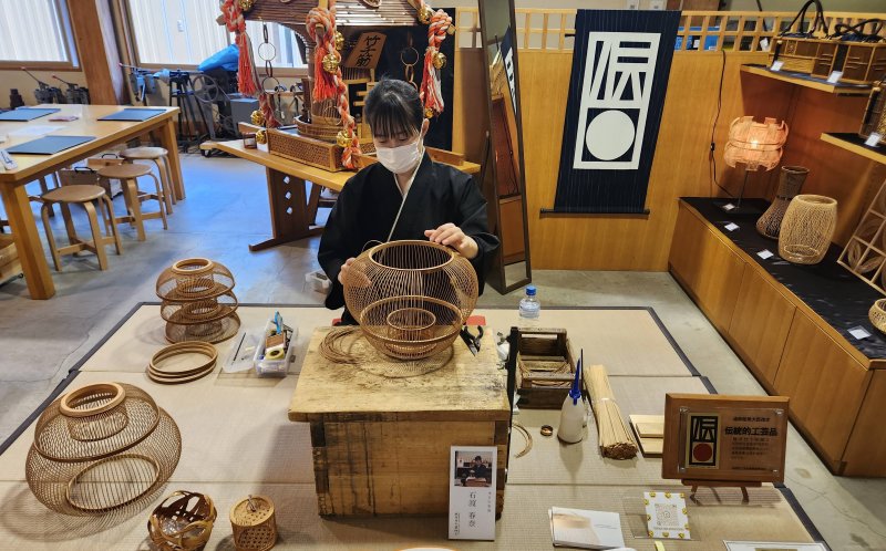 [일본=뉴시스]윤난슬 기자 = 슨푸 공방 타쿠미슈쿠서 진행되는 스루가 다케센스지 세공 모습.