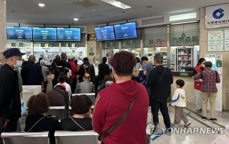 우한중심병원서 진료 기다리는 중국인들 우한중심병원서 진료 기다리는 중국인들 (우한=연합뉴스) 한종구 특파원 = 지난 9일 코로나19 최초 폭로자 리원량 의사가 근무했던 중국 후베이성의 우한중심병원에서 중국인들이 진료를 기다리고 있다. 2023.5.10 jkhan@yna.co.kr (끝)