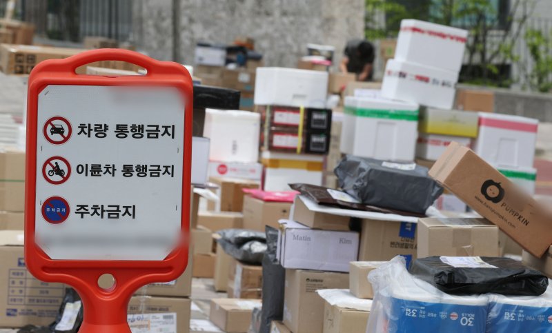 10일 오후 경기 수원시의 한 대단지 아파트 정문에 택배들이 쌓여있다. 해당 아파트는 지난 1일부터 택배 차량의 지상 통행을 전면 금지하면서 택배 기사들이 문 앞까지 전달하던 택배 물건을 아파트 정문에 쌓아놓고 있다. 2023.5.10/뉴스1 ⓒ News1 김영운 기자