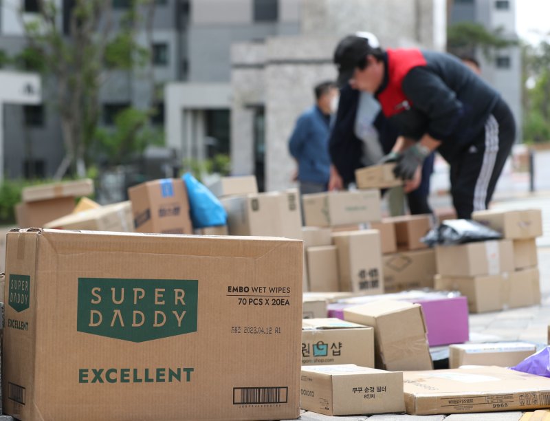 10일 오후 경기 수원시의 한 대단지 아파트 정문에 택배들이 쌓여있다. 해당 아파트는 지난 1일부터 택배 차량의 지상 통행을 전면 금지하면서 택배 기사들이 문 앞까지 전달하던 택배 물건을 아파트 정문에 쌓아놓고 있다. 2023.5.10/뉴스1 ⓒ News1 김영운 기자