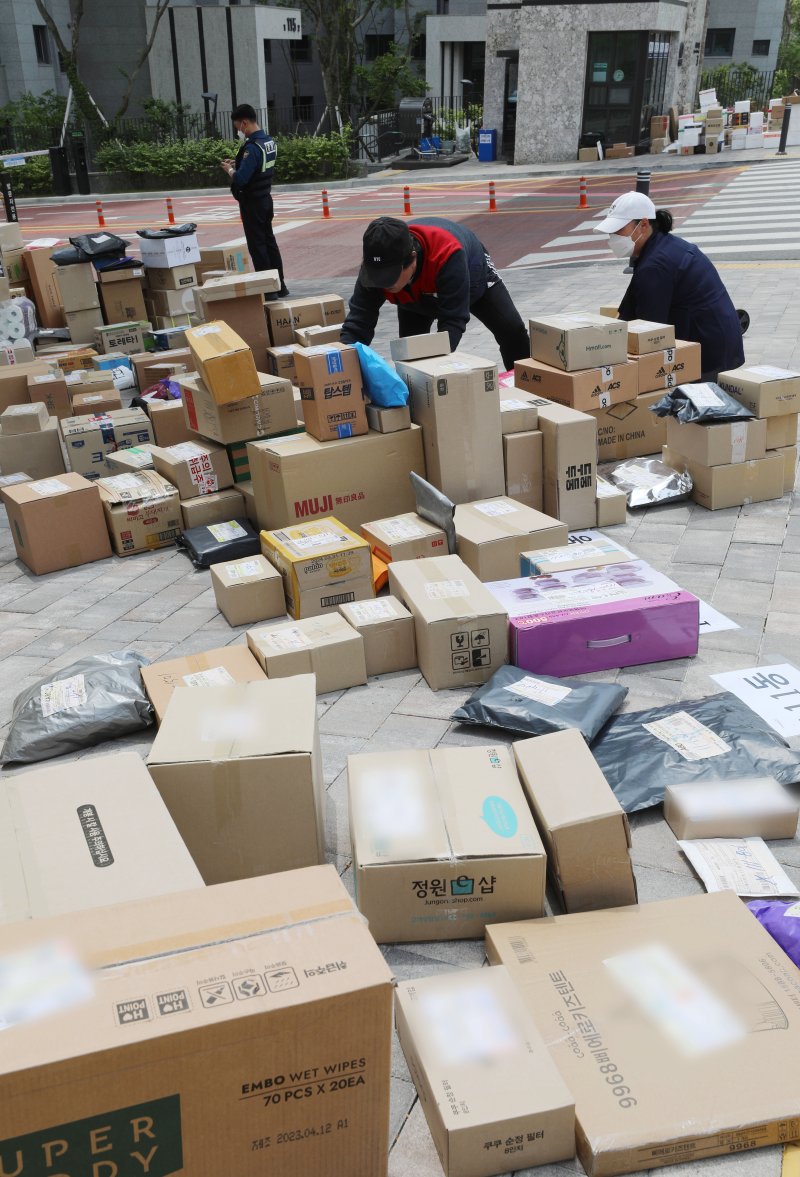 10일 오후 경기 수원시의 한 대단지 아파트 정문에 택배들이 쌓여있다. 해당 아파트는 지난 1일부터 택배 차량의 지상 통행을 전면 금지하면서 택배 기사들이 문 앞까지 전달하던 택배 물건을 아파트 정문에 쌓아놓고 있다. 2023.5.10/뉴스1 ⓒ News1 김영운 기자