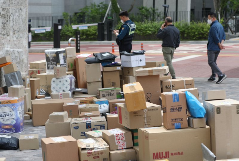 10일 오후 경기 수원시의 한 대단지 아파트 정문에 택배들이 쌓여있다. 해당 아파트는 지난 1일부터 택배 차량의 지상 통행을 전면 금지하면서 택배 기사들이 문 앞까지 전달하던 택배 물건을 아파트 정문에 쌓아놓고 있다. 2023.5.10/뉴스1 ⓒ News1 김영운 기자