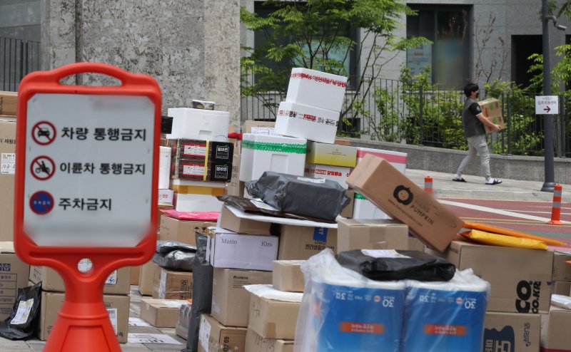 10일 오후 경기 수원시의 한 대단지 아파트 정문에 택배들이 쌓여있다. 해당 아파트는 지난 1일부터 택배 차량의 지상 통행을 전면 금지하면서 택배 기사들이 문 앞까지 전달하던 택배 물건을 아파트 정문에 쌓아놓고 있다. 2023.5.10/뉴스1 ⓒ News1 김영운 기자