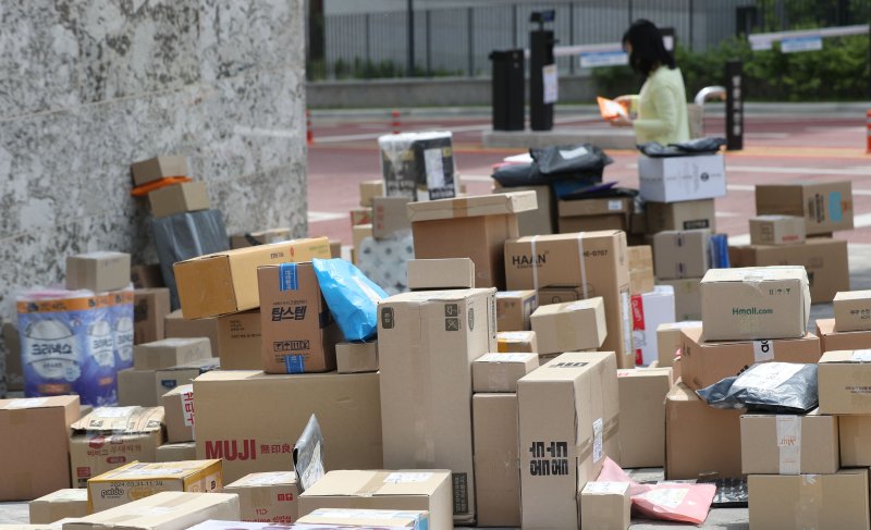 10일 오후 경기 수원시의 한 대단지 아파트 정문에 택배들이 쌓여있다. 해당 아파트는 지난 1일부터 택배 차량의 지상 통행을 전면 금지하면서 택배 기사들이 문 앞까지 전달하던 택배 물건을 아파트 정문에 쌓아놓고 있다. 2023.5.10/뉴스1 ⓒ News1 김영운 기자