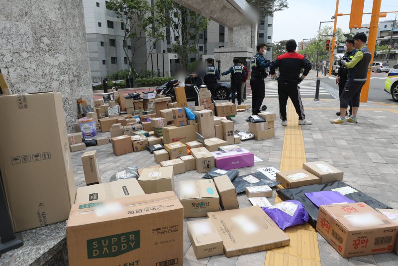 10일 오후 경기 수원시의 한 대단지 아파트 정문에 택배들이 쌓여있다. 해당 아파트는 지난 1일부터 택배 차량의 지상 통행을 전면 금지하면서 택배 기사들이 문 앞까지 전달하던 택배 물건을 아파트 정문에 쌓아놓고 있다. 2023.5.10/뉴스1 ⓒ News1 김영운 기자