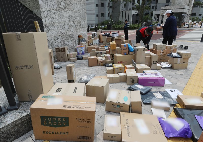 10일 오후 경기 수원시의 한 대단지 아파트 정문에 택배들이 쌓여있다. 해당 아파트는 지난 1일부터 택배 차량의 지상 통행을 전면 금지하면서 택배 기사들이 문 앞까지 전달하던 택배 물건을 아파트 정문에 쌓아놓고 있다. 2023.5.10/뉴스1 ⓒ News1 김영운 기자