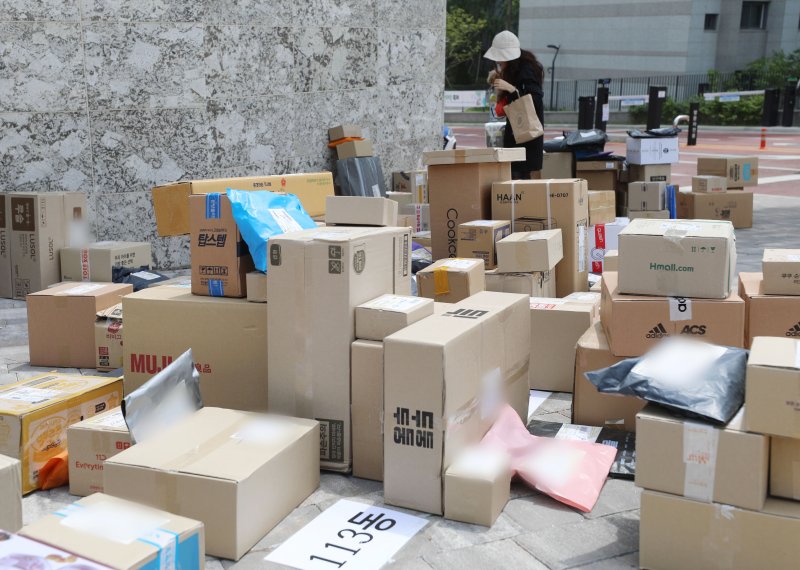 10일 오후 경기 수원시의 한 대단지 아파트 정문에 택배들이 쌓여있다. 해당 아파트는 지난 1일부터 택배 차량의 지상 통행을 전면 금지하면서 택배 기사들이 문 앞까지 전달하던 택배 물건을 아파트 정문에 쌓아놓고 있다. 2023.5.10/뉴스1 ⓒ News1 김영운 기자