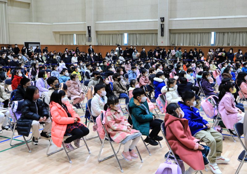 지난 3월2일 서울 강동구 강빛초등학교에서 열린 신입생 입학식에서 어린이들이 교장선생님 말씀을 듣는 모습. / 뉴스1DB ⓒ News1 구윤성 기자