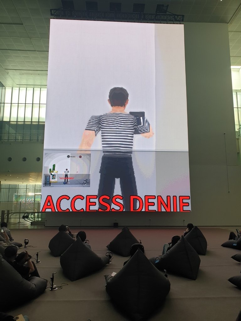 김희천 '커터3' 전시 모습 (서울=연합뉴스) 황희경 기자 = 11일 국립현대미술관 서울관에서 열린 '게임사회'전 언론공개회에서 참석자들이 김희천 작가의 '커터3' 작품을 관람하는 모습. 2023.5.11. zitrone@yna.co.kr