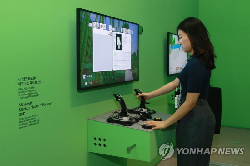 누구나 편하게 즐길 수 있는 게임기 누구나 편하게 즐길 수 있는 게임기 (서울=연합뉴스) 진연수 기자 = 11일 서울 종로구 국립현대미술관에서 열린 '게임과 사회'를 주제로 한 기획전 '게임사회' 언론공개회에서 관계자가 장애·비장애인 누구나 편하게 사용 가능한 게임기기를 체험하고 있다. 비디오 게임의 역사, 문법과 동시대 예술과 사회에 미친 영향을 조망하는 이번 전시는 오는 9월 10일까지 개최한다. 2023.5.11 jin90@yna.co.kr (끝)