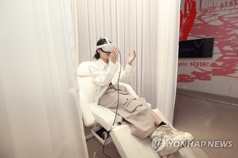 게임 그리고 가상현실 게임 그리고 가상현실 (서울=연합뉴스) 진연수 기자 = 11일 서울 종로구 국립현대미술관에서 열린 '게임과 사회'를 주제로 한 기획전 '게임사회' 언론공개회에서 참여 작가가 시연을 하고 있다. 비디오 게임의 역사, 문법과 동시대 예술과 사회에 미친 영향을 조망하는 이번 전시는 오는 9월 10일까지 개최한다. 2023.5.11 jin90@yna.co.kr (끝)