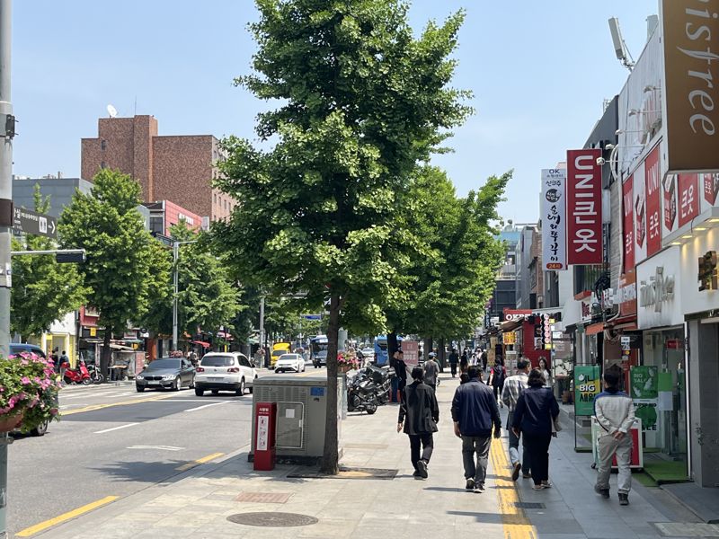 11일 오후 1시 서울 용산구 이태원 일대에 시민들이 걸어가고 있다. /사진= 주원규 기자