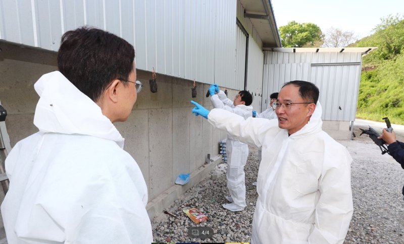 안용덕 농식품부 방역정책국장이 최근 아프리카돼지열병 방역현장을 점검하고 있다. 농림축산식품부 제공