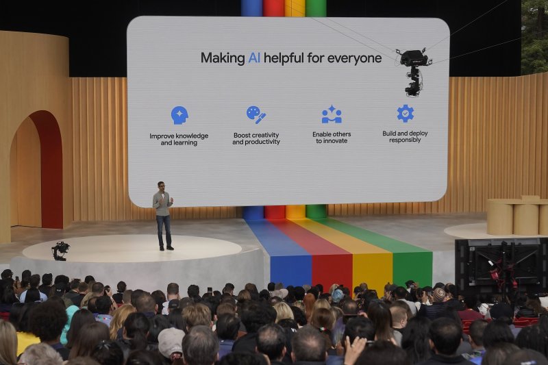순다르 피차이 구글 최고경영자가 10일(현지시간) 미국 캘리포니아주 실리콘밸리 구글 마운틴뷰 캠퍼스에서 개막된 구글 연례개발자회의에서 인공지능(AI) 챗봇 '바드' 등의 새로운 서비스를 소개하고 있다. AP연합뉴스