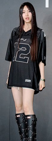 무신사가 일본 도쿄에서 진행한 팝업 스토어에 참석한 뉴진스 멤버 혜인이 2000아카이브스의 '2000 풋볼 티셔츠' 착용하고 있다. 무신사 제공