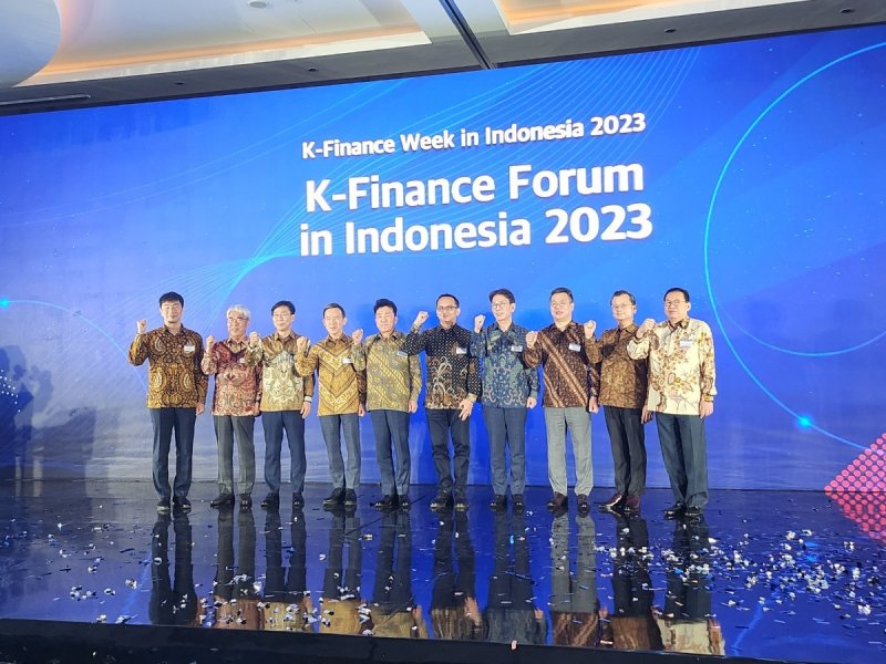 11일 인도네시아 자카르타에서 열린 'K-Finance Week In Indonesia 2023'에서 참석자들이 기념촬영을 하고 있다./뉴스1 ⓒ News1 서상혁 기자