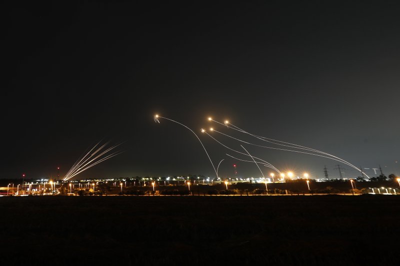 11일(현지시간) 이스라엘 남부 스데로트에서 이스라엘군의 미사일 방어 체계인 아이언돔의 미사일이 가자지구에서 날아온 로켓을 요격하고 있다.EPA연합뉴스