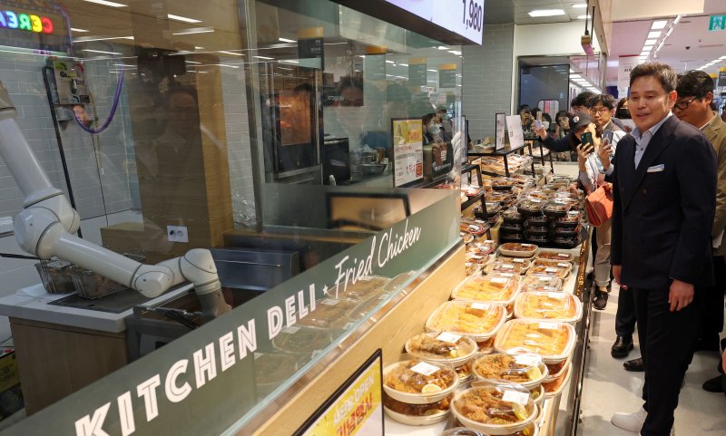 정용진 신세계 부회장이 3일 리뉴얼한 인천 이마트 연수점을 방문해 치킨 델리 매장을 살펴보고 있다(공동취재).