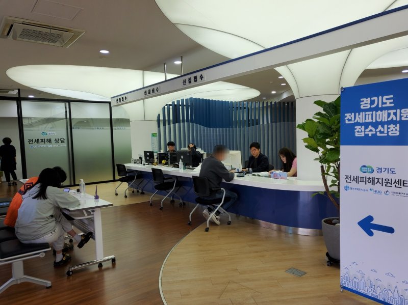 [수원=뉴시스] 이병희 기자 = 경기도 전세피해지원센터에서 시민들이 피해 상담을 받고 있다. 2023.05.04. iambh@newsis.com *재판매 및 DB 금지