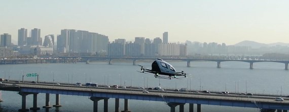 '드론택시(UAM·도심항공교통)'가 한강 위를 날고 있다. 서울시 제공